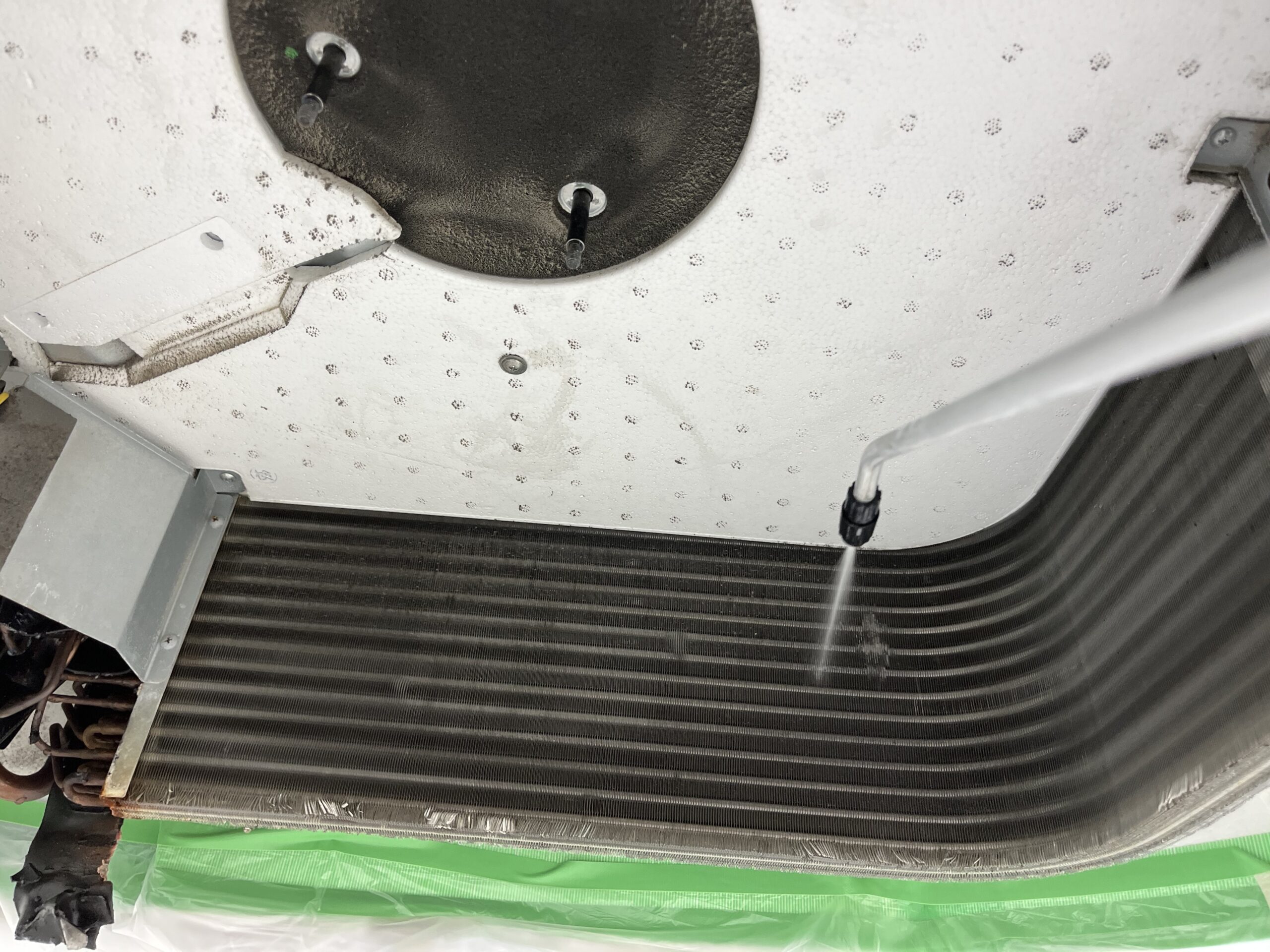 天井埋め込みエアコンのクリーニング　洗剤噴霧
