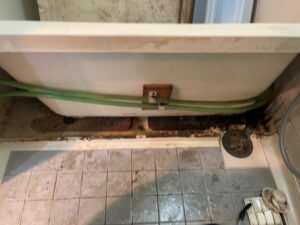 松戸市　浴槽のカバーの中の汚れ
